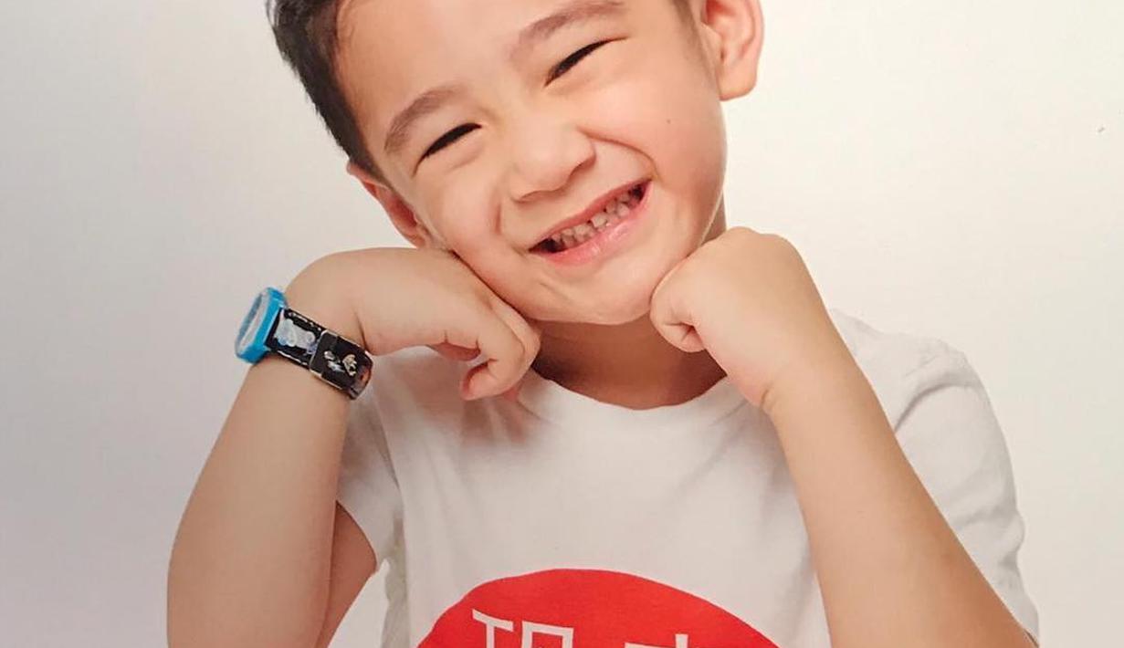 Sebagai anak dari pasangan Raffi Ahmad dan Nagita Slavina ternyata Rafathar tidak kalah tenar dari orangtuanya. Rafathar yang belum lama ini lulus dari PAUD diketahui mendapat hadiah dari Raffi berupa mobil mewah. (Liputan6.com/raffinagita1717)