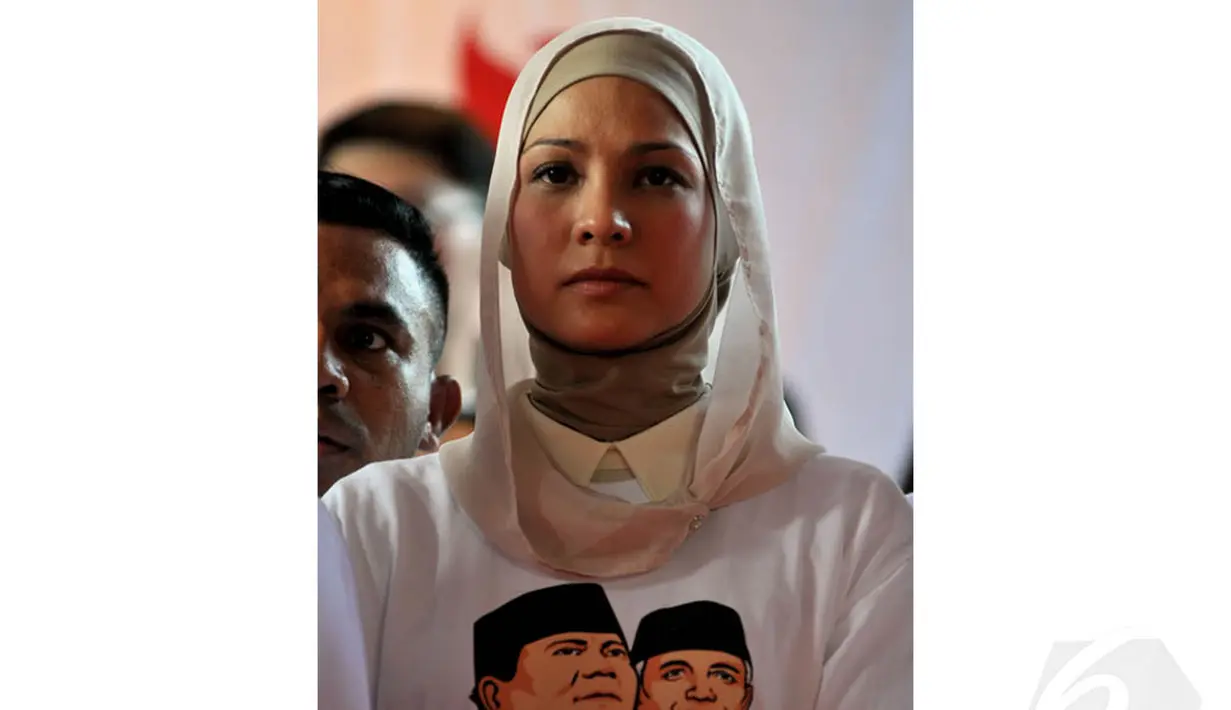 Artis sekaligus politisi Gerindra Rachel Maryam, larut dalam acara deklarasi Gema Indonesia  untuk capres-cawapres Prabowo-Hatta di Rumah Polonia, Jakarta, Rabu, (21/5/14) (Liputan6.com/Johan Tallo)