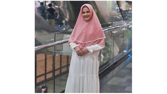 Potret Anggun Cut Meyriska Saat Berhijab Syar'i, Anggun dan Mempesona (sumber:Instagram/cutratumeyriska)