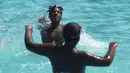 Pengunjung bersenang-senang di sebuah kolam renang di New York, Amerika Serikat (27/7/2020). Gelombang panas melanda New York City pada Senin (27/7) dengan suhu tertinggi mencapai lebih dari 36 derajat Celsius. (Xinhua/Wang Ying)