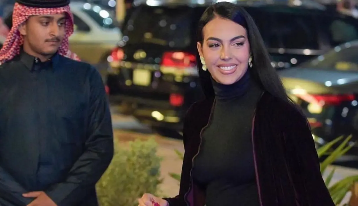 Model 28 tahun itu tampil memadukan turtleneck hitam dengan celana jeans. Tidak ketinggalan outer gelap polos berbahan velvet ikut melengkapi gaya perempuan berdarah Argentina-Spanyol itu. @dollalin/@giolov-xo