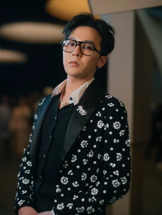 Sosok 'Human Chanel' ini memakai aksesori Chanel lewat sepatu dan bros. Gaya member BIGBANG tersebut diakui sebagai fashionista secara global. [chanel]