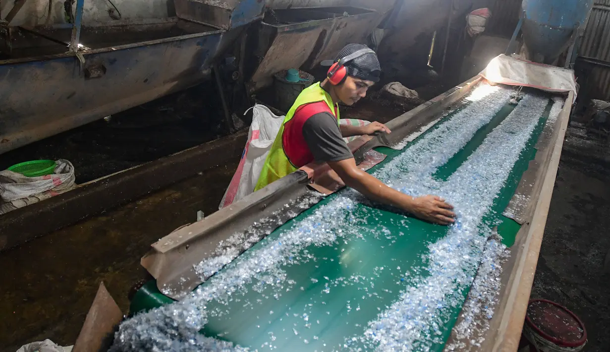 Namun, botol plastik juga dapat didaur ulang dan dimanfaatkan kembali menjadi berbagai produk berguna, bahkan menjadi sumber penghasilan. (merdeka.com/Arie Basuki)