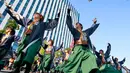 Salah satu gaya dalam tarian Yosakoi yang ditampilkan oleh para peserta dalam pagelaran Festival Yosakoi di Tokyo, Jepang (6/11). Sejak diperkenalkan pada tahun 1954, Yosakoi telah menjadi populer di seluruh negara Jepang. (AP Photo/Shizuo Kambayashi)