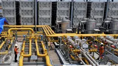 Teknisi mengawasi pengoperasian instalasi produksi tekanan gas di Compressed Natural Gas (CNG), Bekasi, Selasa (8/9/2015). CNG Plantt berkontribusi 5-10 % terhadap total daya listrik 2045 MW menjadi 20-30 % pada tahun 2016. (Liputan6.com/Johan Tallo)