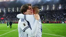 Pemain Italia, Marco Palestra, tak kuasa menahan tangis setelah ditaklukkan Bosnia dan Herzegovina laga final play-off kualifikasi Piala Dunia 2026 zona Eropa di Stadion Bilino Polje, Zenica, Rabu 1 April 2026 dini hari WIB. (AP Photo/Armin Durgut)