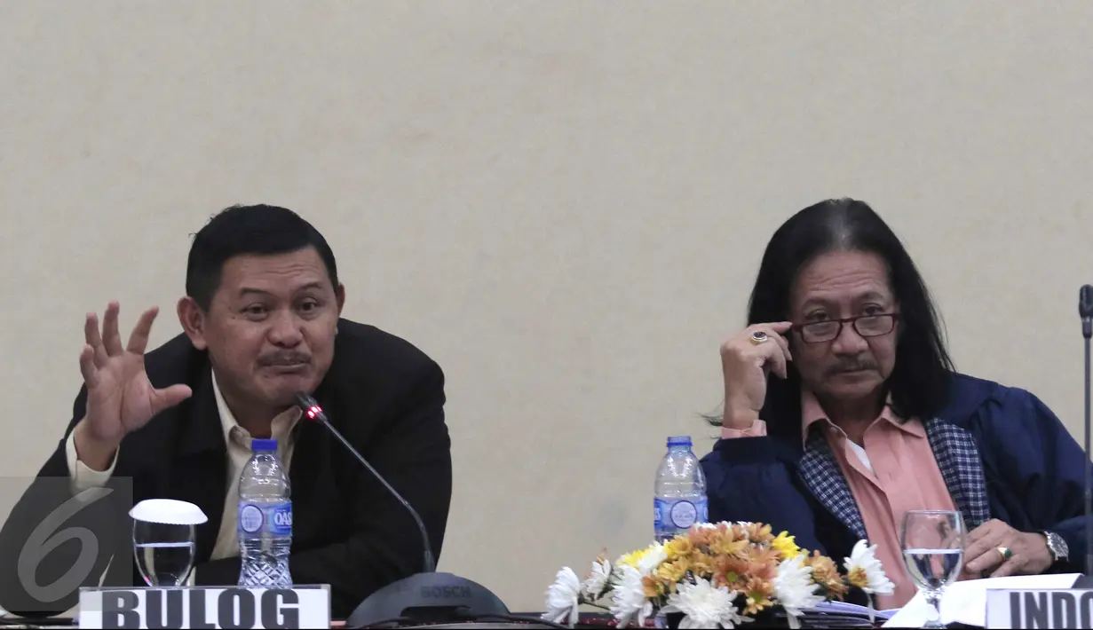 Direktur Pengadaan Perum Bulog, Wahyu (kiri) saat menjadi pembicara dalam diskusi pangan di Jakarta, Senin (28/12/2015). Diskusi tersebut membahas Kedaulatan Pangan dalam Perspektif Ekonomi Politik Indonesia. (Liputan6.com/Angga Yuniar)