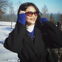 Siti Adira Kania, anak Aldi Bragi dan Ikke Nurjanah kian beranjak dewasa. Penampilannya memiliki personal style yang keren dan timeless. (Foto: Instagram/ Siti Adira Kirana)