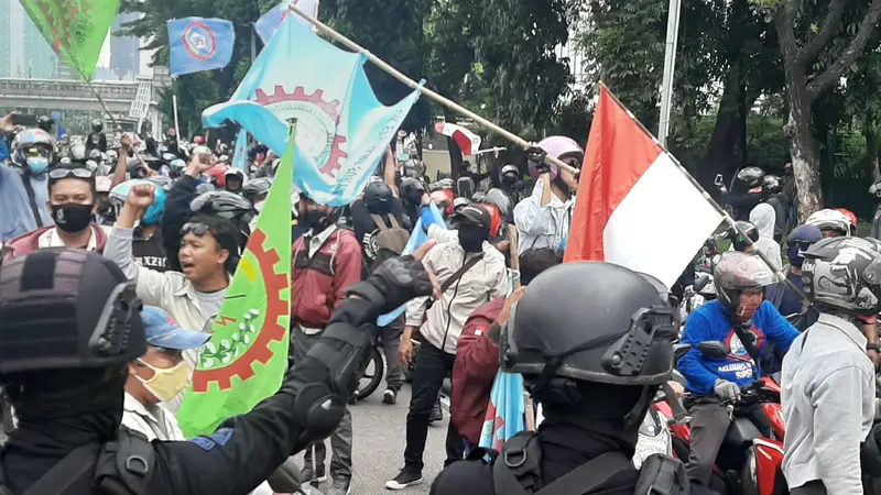 Sejumlah aliansi buruh yang demo tolak Omnibus Law RUU Cipta Kerja diadang Brimob saat menuju ke Gedung DPR/MPR, Kamis (9/10/2020)
