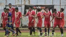 Para pemain Persija Jakarta merayakan gol yang dicetak Sandy Sute ke gawang Cilegon FC pada laga uji coba di Stadion Krakatau Steel Cilegon, Banten, Sabtu (18/3/2017). Persija menang 1-0 atas Cilegon United. (Bola.com/Vitalis Yogi Trisna)