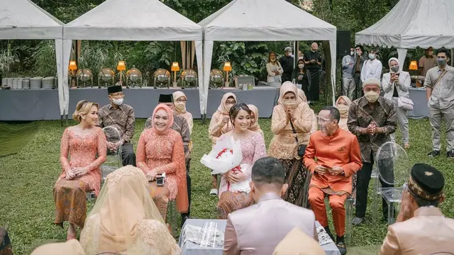 6 Potret Lamaran Syifa Adik Ayu Ting Ting, Digelar di Resort Mewah