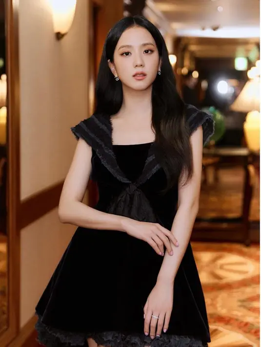 Detail gaun hitam yang digunakan oleh Jisoo ini pun membuat penampilannya semakin terlihat memesona. Bahkan, tak sedikit netizen yang memuji penampilan Jisoo melalui unggahan di akun Instagram pribadinya. (Liputan6.com/IG/@yg_stage)