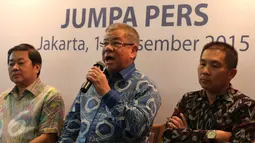 Wasekum APINDO, Herman Kasih (tengah) saat konferensi pers terkait cukai minuman bersoda, Jakarta, Selasa (15/12/2015). Pengusaha minuman bersoda menolak kebijakan pemerintah mengenakan tarif cukai untuk produk minuman bersoda. (Liputan6.com/Angga Yuniar)