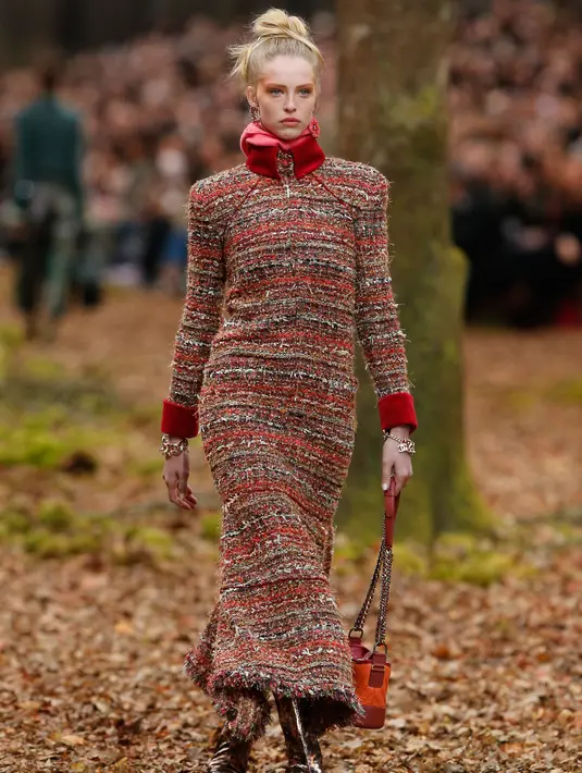 Model berjalan memperagakan busana kreasi Chanel untuk koleksi pakaian fall / winter 2018/2019 di Paris, Prancis (6/3). (AP Photo / Thibault Camus)