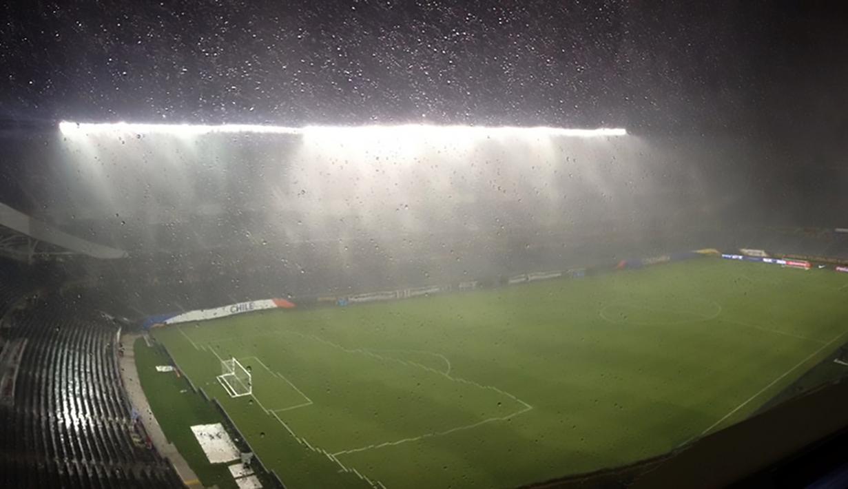 Pertandingan Cile melawan Kolombia pada laga semifinal Copa America Centenario 2016 di Stadion Soldier Field, Chicago, AS, Kamis (23/6/2016) pagi WIB sempat dihentikan karena hujan badai. (AFP/Rob Woollard)