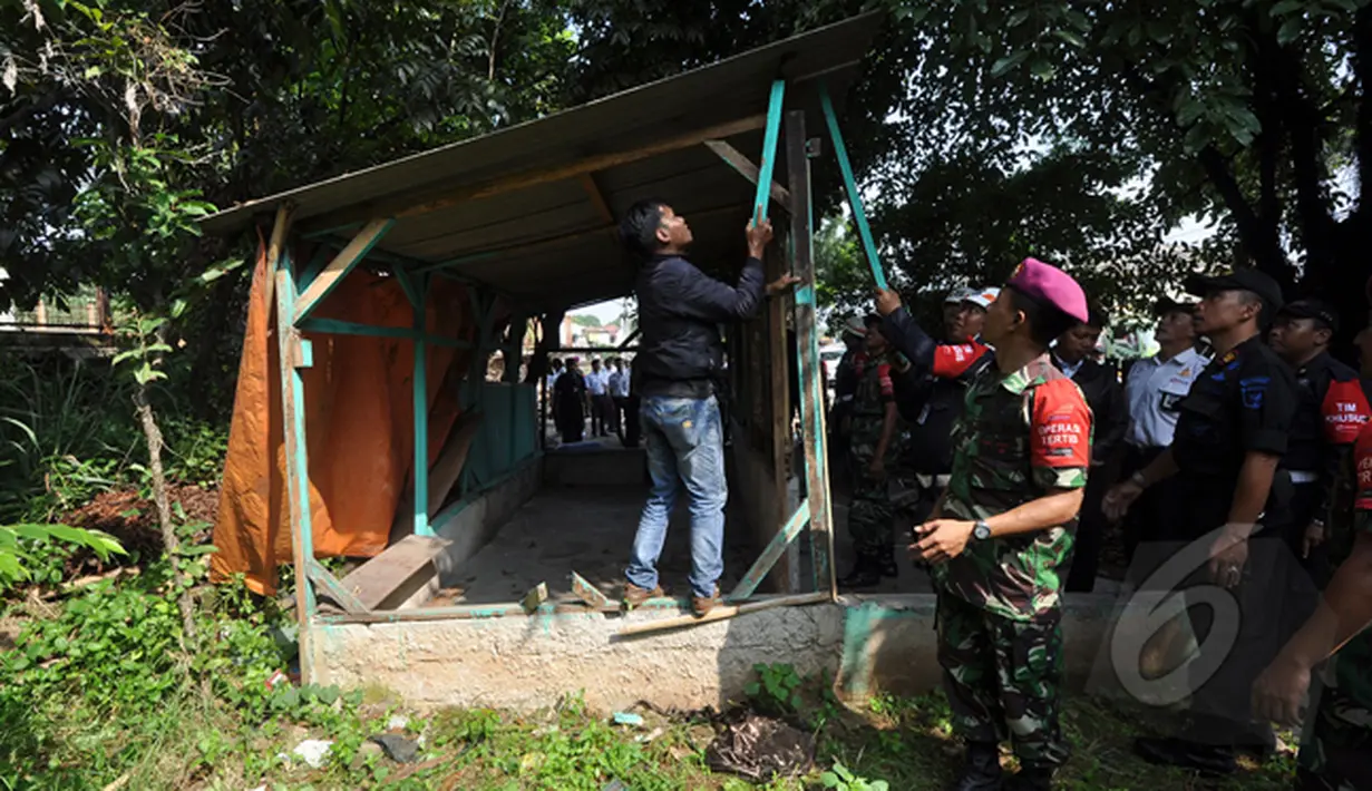 Proses penertiban bangunan liar di sepanjang Jalan Raya Lenteng Agung berjalan kondusif pagi ini, Lenteng Agung, Jakarta, Rabu (28/1/2015). (Liputan6.com/Miftahul Hayat)