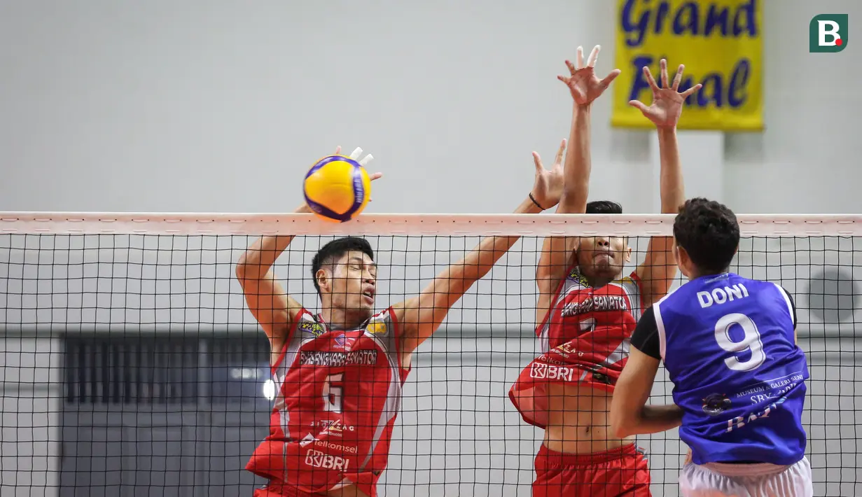 Pemain Surabaya Bhayangkara Samator, Hadi Suharto (kiri) dan Galih Bayu Saputra berusaha memblok bola saat menghadapi Bogor LavAni dalam laga Grand Final PLN Mobile Proliga 2022 di Padepokan Voli Jenderal Polisi Kunarto, Sentul, Minggu (27/03/2022). (Bola.com/Bagaskara Lazuardi)