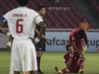 Striker Timnas Indonesia, Egy Maulana, cedera saat melawan UEA pada laga AFC U-19 Championship di SUGBK, Jakarta, Selasa (24/10). Indonesia menang 1-0 atas UEA. (Bola.com/Vitalis Yogi Trisna)
