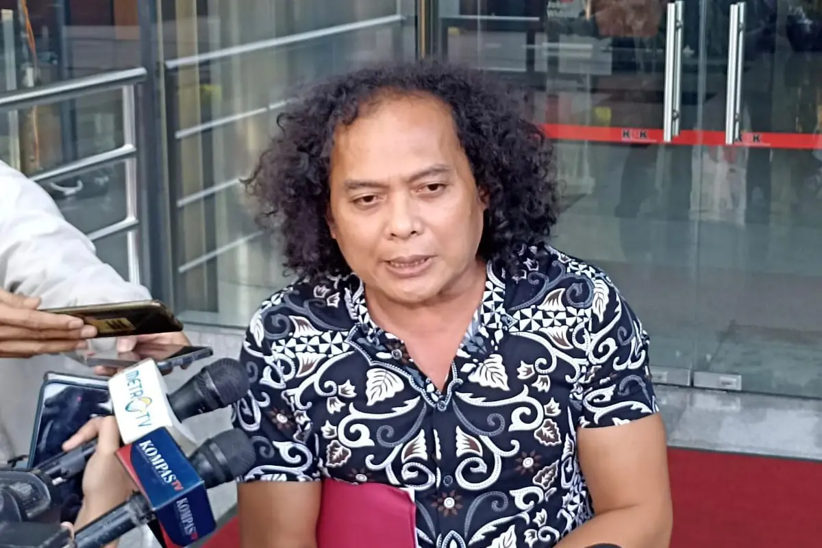 Tim penasihat hukum Indonesia Police Watch (IPW), Deolipa Yumara saat ditemui wartawan di Gedung KPK, Jakarta Selatan, Jumat (5/5/2023).