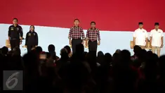 Para paslon menyanyikan lagu kebangsaan Indonesia Raya saat Debat Final Cagub-Cawagub DKI 2017 di Bidakara, Jakarta, Jumat (10/2). (Liputan6.com/Faizal Fanani)