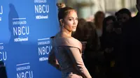 Jennifer Lopez berpose saat tiba menghadiri NBCUniversal 2017 Upfront di New York City (15/5).  Penampilan Penyanyi 47 tahun ini menarik perhatian awak media dan yang hadir. (AFP Photo/Angela Weiss)