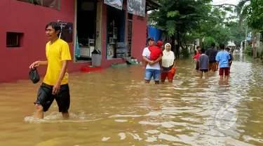 Sejumlah Warga memilih untuk mengungsi dari rumah, di Perumahan Ciledug Indah I, Ciledug, Tangerang, Jum'at (23/01/2015). (Liputan6.com/Andrian M Tunay)