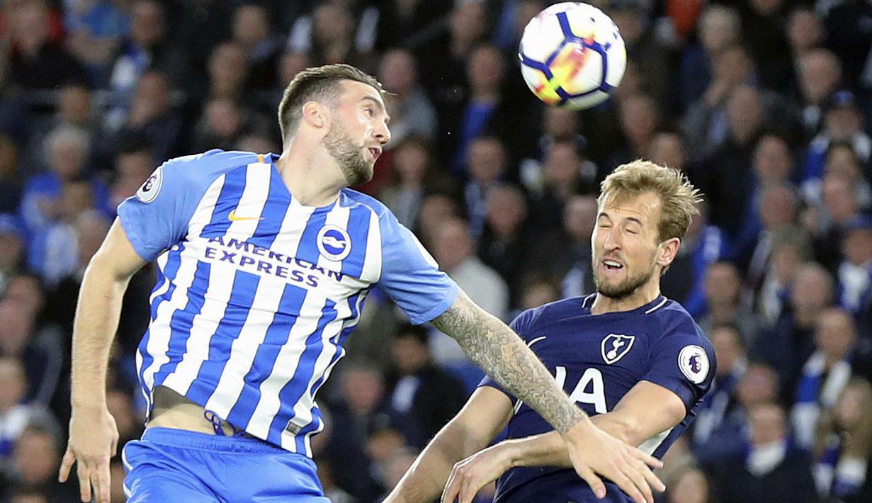 Duel Pemain Brighton, Shane Duffy (kiri) dan pemain Tottenham Hotspur, Harry Kane pada lanjutan Premier League di AMEX Stadium, Brighton, (17/4/2018). Tottenham bermain imbang 1-1 lawan Brighton. (Gareth Fuller/PA via AP)