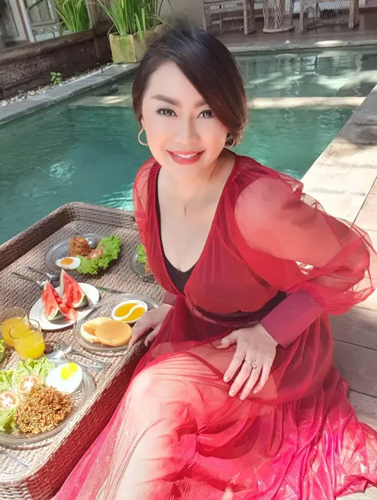 Pose Tessa Kaunang saat menikmati floating breakfast di Bali. Dia tampil berani mengenakan baju merah mentereng transparan, memperlihatkan bra hitam dan celana gemasnya. (Instagram/tessakaunang_tuiit)