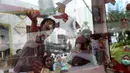 Pengunjung memasukan tangan untuk mendapatkan uang secara cuma-cuma ke dalam mobil boks Shopback di Plaza Festival  Kuningan, Jakarta, Kamis (24/5). Mereka rela antri sambil menunggu waktu berbuka puasa. (Liputan6.com/Fery Pradolo)