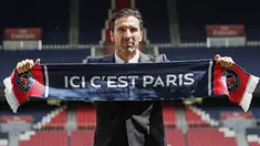 2. Gianluigi Buffon - PSG memperkenalkan kiper legendaris Italia ini sebagai pemain baru dengan kontrak satu tahun dan opsi perpanjangan. Penjaga gawang 40 tahun ini didatangkan dari Juventus secara gratis karena kontraknya habis. (AFP/Thomas Samson)