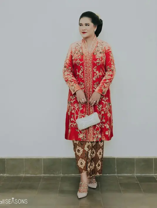 Di pernikahan Kaesang-Erina, Kahiyang terlihat ayu mengenakan kebaya panjang Jawa. Kebaya merah itu dipadukan dengan kain batik dan sanggul yang khas [@ayangkahiyang]