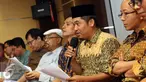 Ray Rangkuti (kedua kanan) membacakan komunike bersama revisi UU anti terorisme di Jakarta, Kamis (8/12). Mereka menilai revisi UU No 15 tahun 2003 tetap harus berpijak pada mekanisme criminal justice system model. (Liputan6.com/Helmi Fithriansyah)