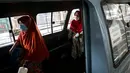 Penumpang mengenakan masker dan menjaga jarak dalam angkutan umum Jak Lingko di Tanah Abang, Jakarta, Kamis (22/7/2021). Guna memutus penyebaran rantai COVID-19, Jak Lingko mewajibkan sopir dan penumpang menerapkan protokol kesehatan ketat. (Liputan6.com/Faizal Fanani)