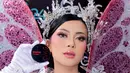Hanum Mega tampil dengan full glam makeup bernuansa pink dan rose gold. Memancarkan aura feminin yang tegas. [OMG]