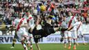 Striker Sevilla, Kevin Gameiro, melakukan tendangan salto saat laga La Liga Spanyol melawan Rayo Vallecano di Stadion Vallecas, Minggu (21/2/2016). Kedua tim bermain imbang 2-2. (AFP/Pedro Armestre)