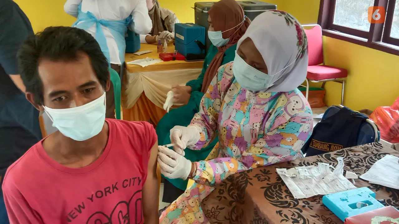 Warga Anyer, Kabupaten Serang, Banten, Di Suntik Vaksin Covid-19. (Sabtu, 16/10/2021). (Liputan6.com/Yandhi Deslatama).