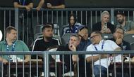 Pelatih Timnas Indonesia, John Herdman, menonton Dewa United Vs Borneo FC Samarinda. (Bola.com/Muhammad Iqbal Ichsan).