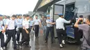Usai digeledah, ketiga kru pesawat latih milik Singapura itu dibawa dengan bus ke ruangan khusus untuk diinterogasi di Pontianak, Kalimantan Barat, Selasa (28/10/2014). (Liputan6.com/Raden AMP)