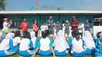 Anak-anak mendengarkan arahan mendapatkan pelatihan sepak bola dari Liverpool di Lapangan Sepak Bola Pertamina, Jakarta, Jumat (9/3/2018). Kegiatan ini dalam rangka LFC World Jakarta. (Bola.net/Fitri Apriani)