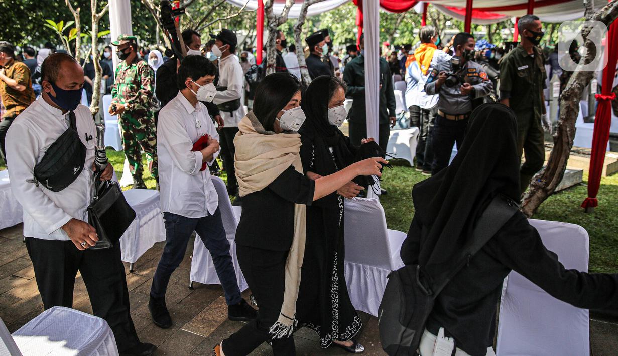 Pelayat menghadiri pemakaman mantan KSAD Jenderal TNI (Purn) Pramono Edhie Wibowo di Taman Makam Pahlawan Kalibata, Jakarta, Minggu (14/6/2020). Pemakaman Pramono Edhie Wibowo dilaksanakan secara militer. (Liputan6.com/Faizal Fanani)