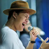 Bukan perkara mudah bisa berkolaborasi dengan Titi DJ. Apalagi kedua penyanyi itu memiliki perbedaan karakter. Meski demikian, Iki merasa terbantu karena dapat banyak masukan dari Titi. (Adrian Putra/Bintang.com)