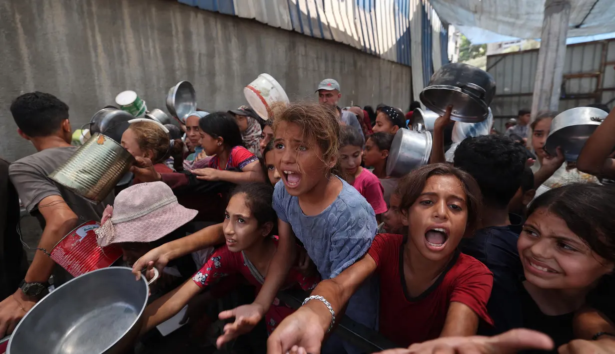 UNRWA mendesak agar blokade Israel di Gaza, yang dihuni lebih dari 2 juta orang, segara dicabut dan bantuan kemanusiaan disalurkan secara besar-besaran. (Eyad BABA/AFP)