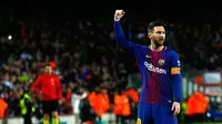 Gaya pemain Barcelona, Lionel Messi usai mencetak gol ke gawang Leganes di Stadion Camp Nou, Barcelona, Spanyol, Sabtu (7/4). Messi sukses mencetak hattrick pada laga tersebut. (AP Photo/Manu Fernandez)