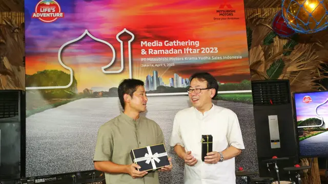 Pembalap mobil Rifat Sungkar hadir di acara buka puasa bareng MMKSI