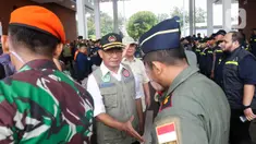 Menteri Koordinator bidang Pembangunan Manusia dan Kebudayaan (Menko PMK) Muhadjir Effendy (kiri) bersama Menteri Pertahanan Prabowo Subianto (kedua kiri) berjabat tangan dengan petugas SAR gabungan saat melepas misi kemanusian ke Turki di Lanud Halim Perdanakusuma, Jakarta, Sabtu (11/2/2023). Pemerintah mengirimkan bantuan logistik sebanyak lima ton dan personel gabungan tim pencarian dan penyelamatan (SAR) sebanyak 65 orang untuk membantu proses operasi SAR korban gempa di Turki. (Liputan6.com/Herman Zakharia)