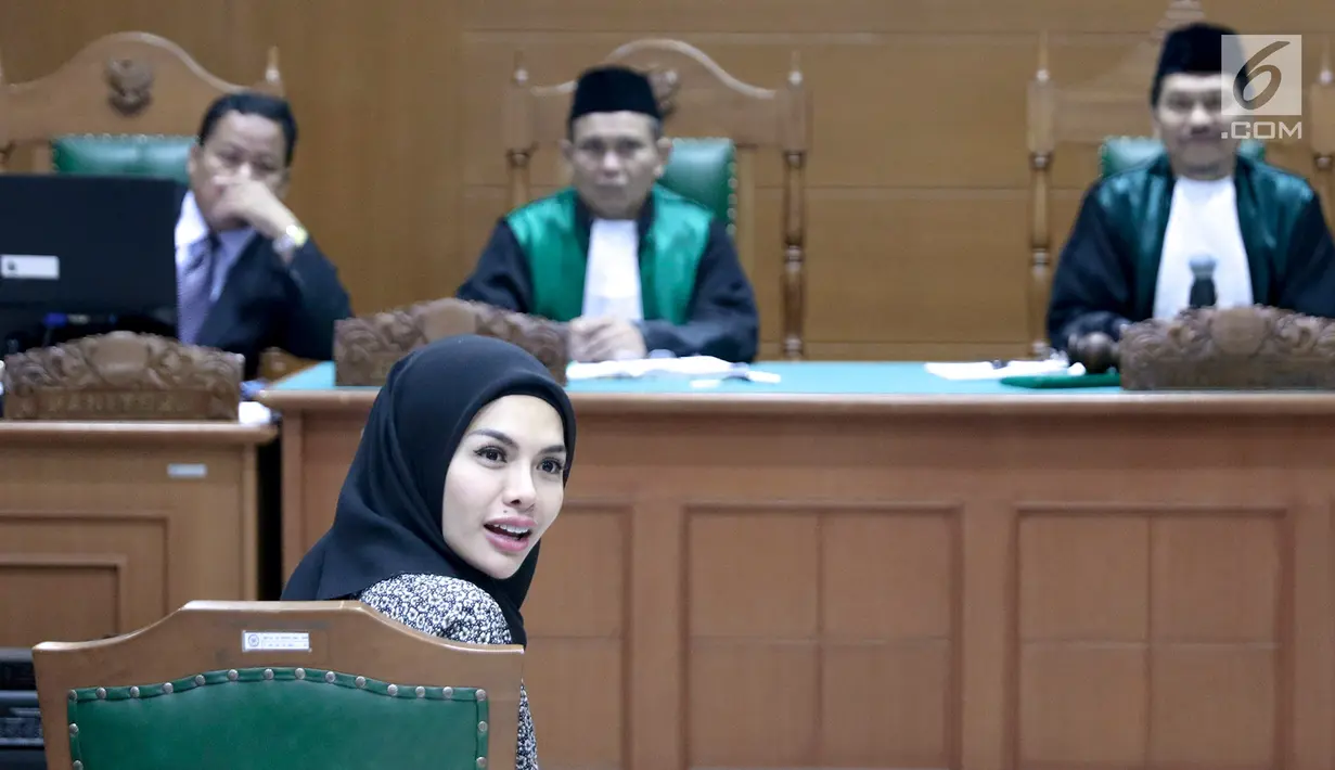 Aktris Nikita Mirzani menjalani persidangan isbat dan perceraian pernikahan sirinya dengan pengusaha Dipo Latief di Pengadilan Agama Jakarta Selatan, Rabu (29/8). Nikita terlihat hadir dengan mengenakan jilbab hitam. (Liputan6.com/Immanuel Antonius)