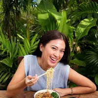 Public Figure Tyna Dwi Jayanti hadirkan mie ayam andalannya di Lucy In The Sky SPARK. (Dok/Lucy In The Sky SPARK).