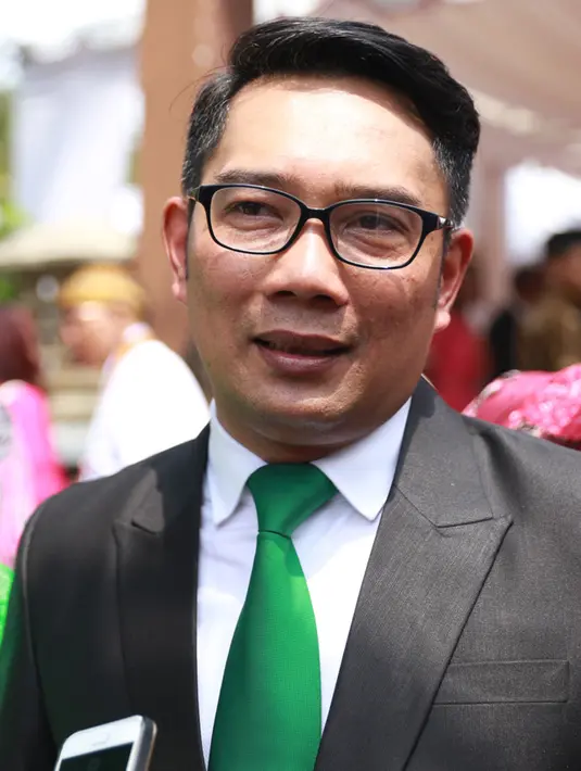 "Waktu saya salaman ke mempelai, Kahiyang bilang, lho Mas Emil (Ridwan Kamil) kok kita enggak selfie ya?" kata Ridwan Kamil menirukan ucapan Kahiyang, Rabu (8/11/2017). (Adrian Putra/Bintang.com)