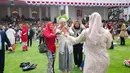 Para tamu berfoto di halaman Istana Merdeka setelah upacara pengibaran bendera dalam rangka memperingati HUT ke-81 kemerdekaan negara tersebut di Jakarta, Indonesia, Senin, 17 Agustus 2026. (Foto AP/Tatan Syuflana)