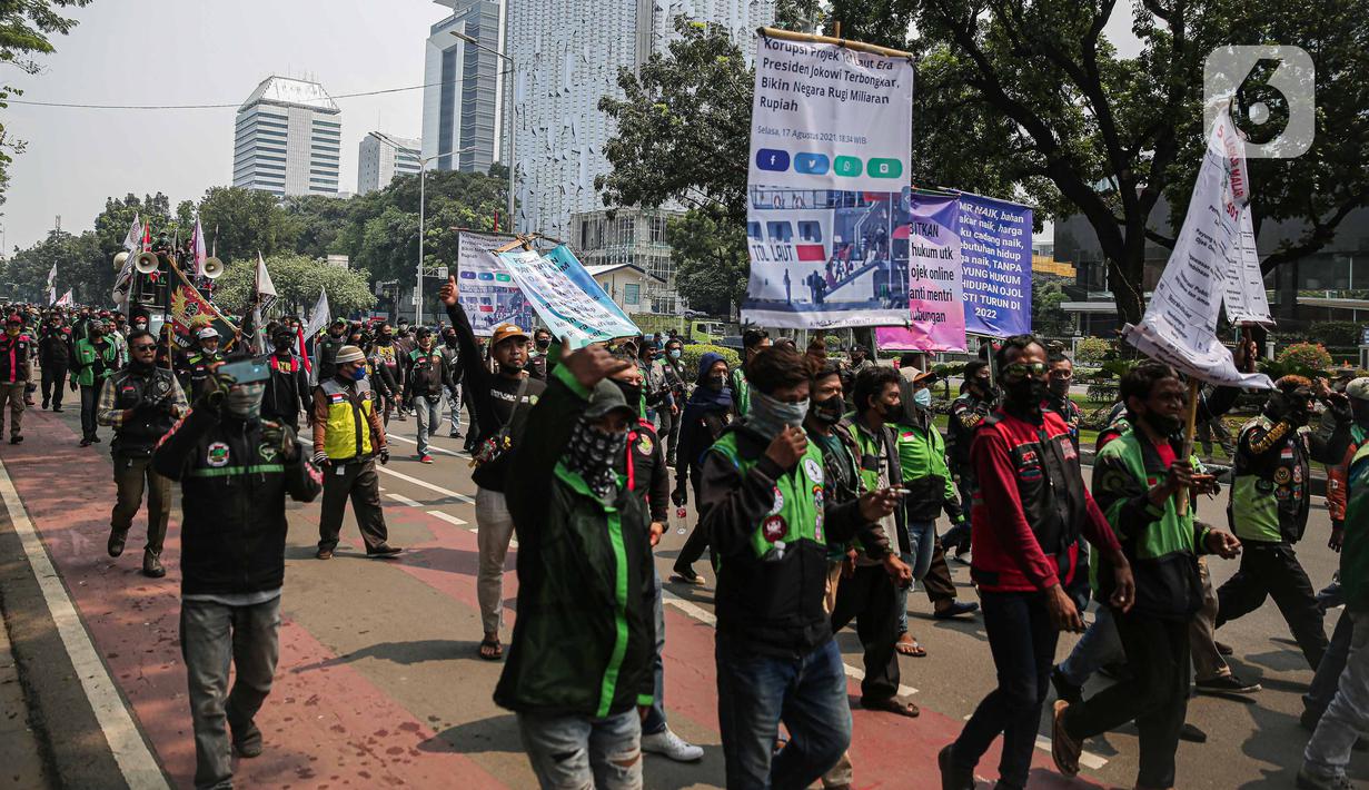 Sejumlah pengemudi ojek online melakukan aksi di kawasan Patung Kuda, Jakarta, Rabu (5/1/2022). Para pengemudi ojek online menuntut Kementerian Perhubungan serta pengelola aplikasi untuk menepati janji kenaikan tarif ojek online. (Liputan6.com/Faizal Fanani)